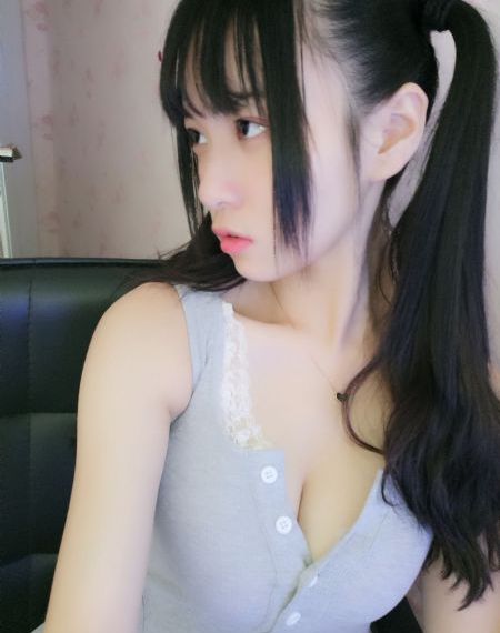 巨胸美女揉自己的胸_手机免费观看